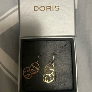 GOLD EARRINGS NEVER WORN